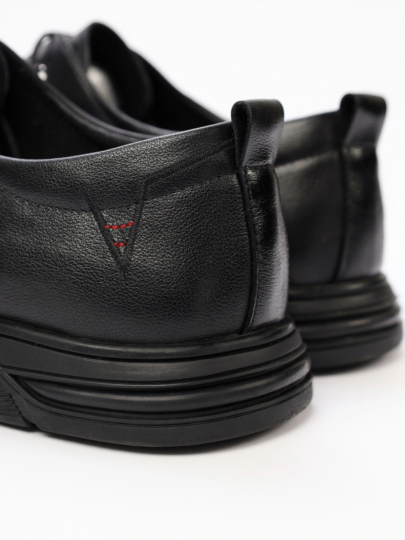 Туфли черного цвета со шнуровкой